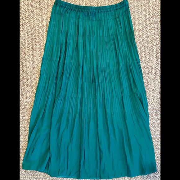 Current Air Dresses & Skirts - Green silk prairie skirt, size L
